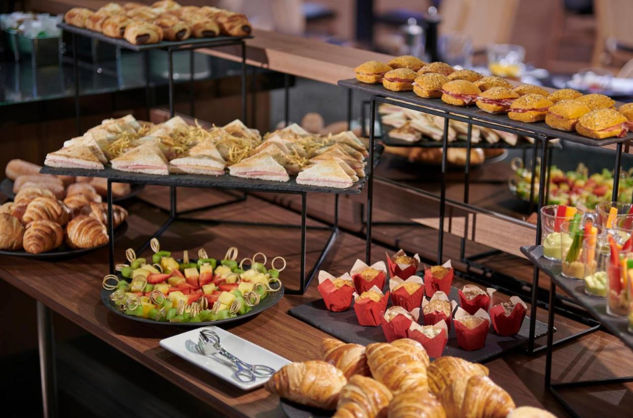 Hyatt Centric Gran Via Madrid Hotel Ngoại thất bức ảnh A buffet of light refreshments