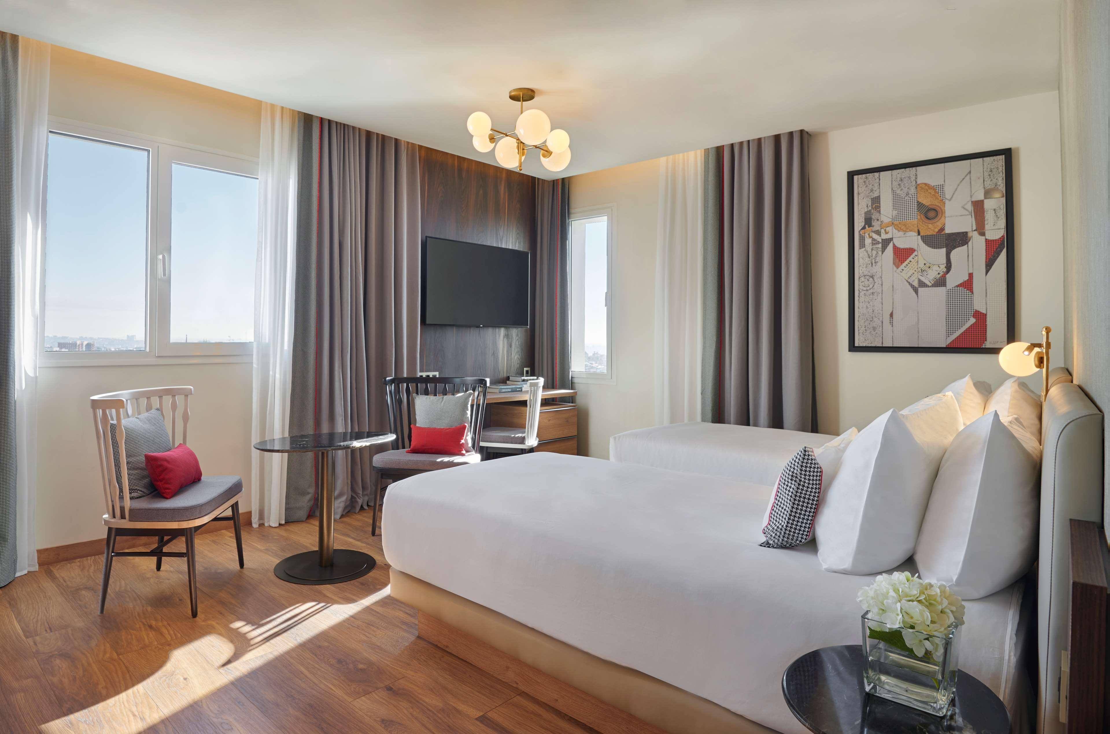 Hyatt Centric Gran Via Madrid Hotel Ngoại thất bức ảnh A bedroom at the hotel