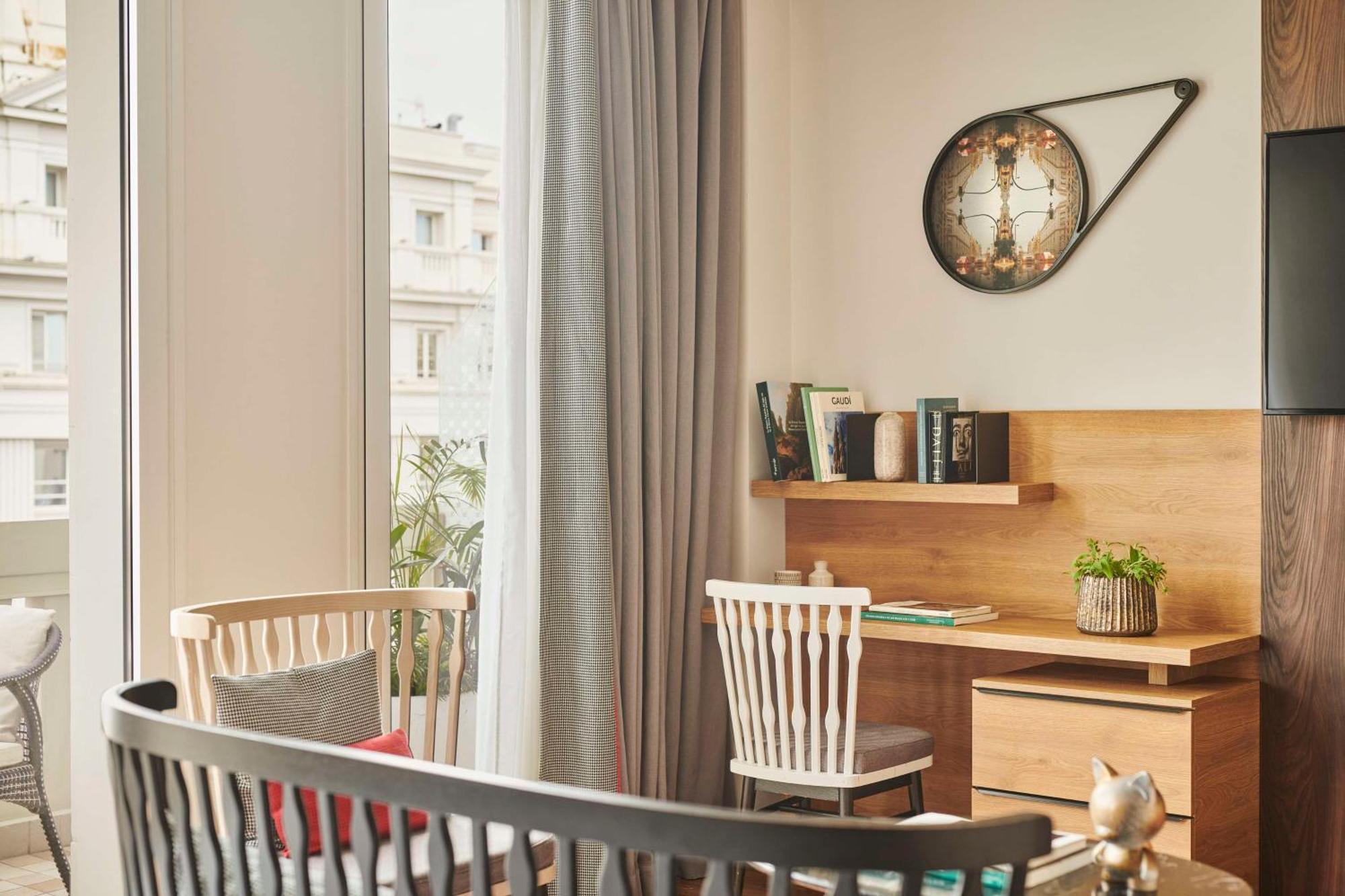 Hyatt Centric Gran Via Madrid Hotel Ngoại thất bức ảnh A wall clock