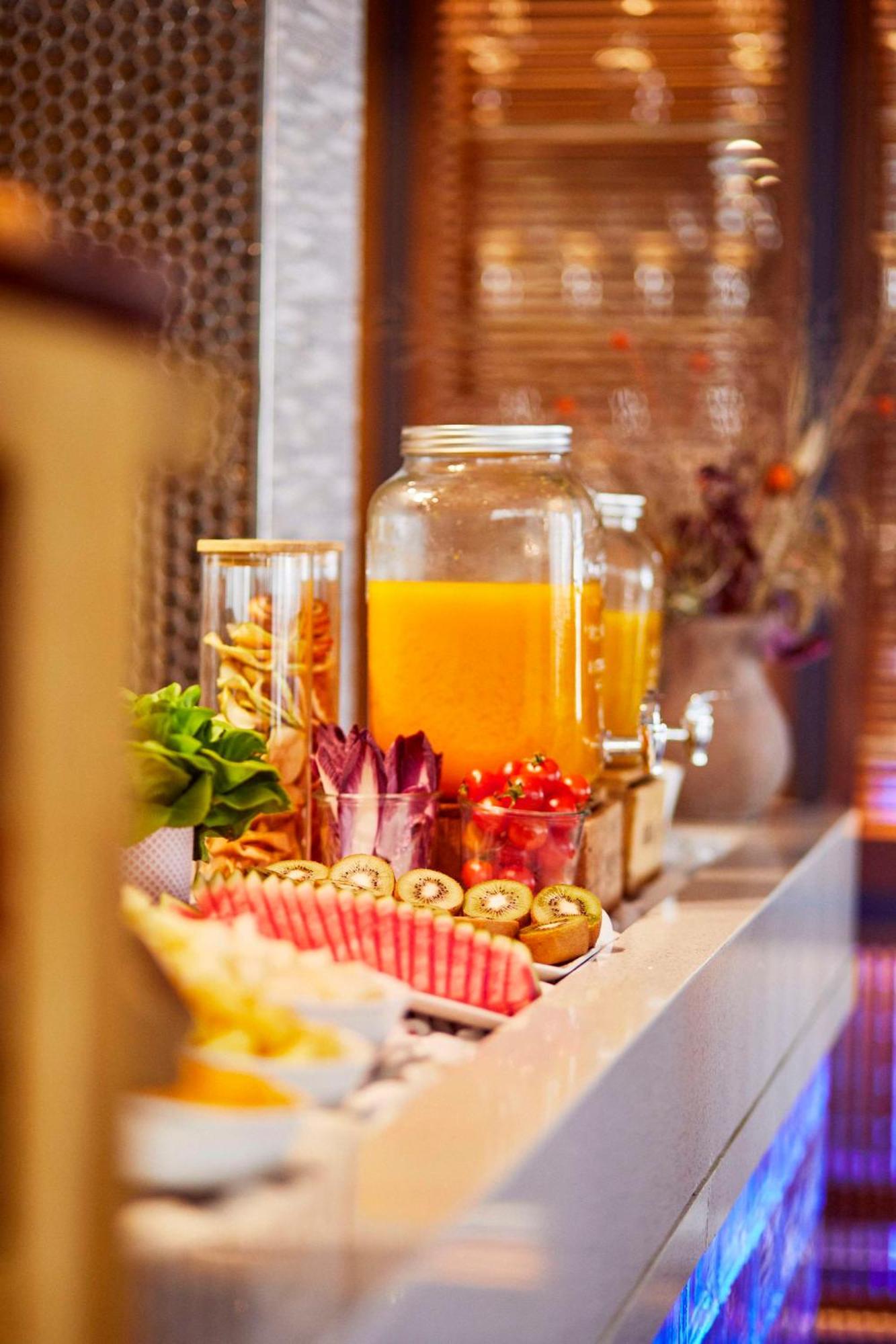 Hyatt Centric Gran Via Madrid Hotel Ngoại thất bức ảnh A selection of food at the buffet